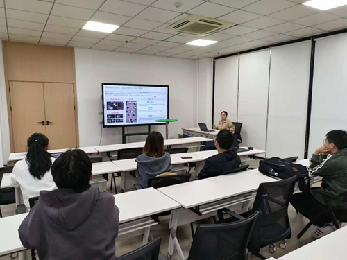 聚焦鴻蒙智聯(lián)場景，深化產(chǎn)教融合新篇——“智慧教育”工作室鴻蒙項(xiàng)目會(huì)議側(cè)記